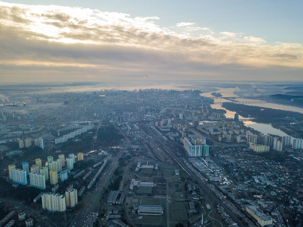 Kiev üzerinde havadan yüksek uçuş, şehrin üzerinde sis bulutu. Sonbahar sabahı, Dinyeper Nehri ufukta görünüyor.. - Fotoğraf, Görsel
