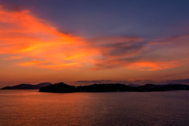Μια άποψη του ζωηρού σταδίου του ηλιοβασιλέματος πάνω από το νησί του Μπαλί, Ασία - Φωτογραφία, εικόνα