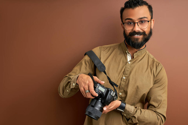 open-minded photographer man with camera smiles - Valokuva, kuva