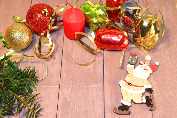 Karácsony és újév, karácsonyi gyertyák és karácsonyfa dekorációk, karácsonyi háttér - Fotó, kép