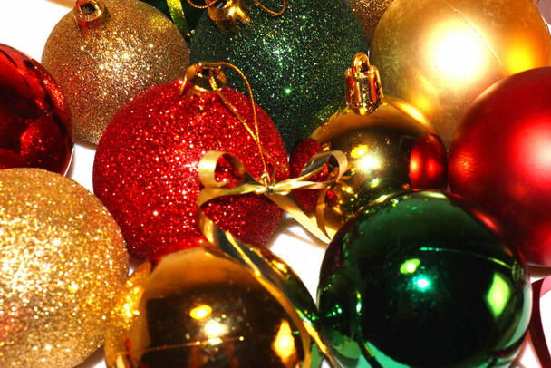 Χριστούγεννα και Πρωτοχρονιά, Χριστουγεννιάτικα κεριά και στολίδια χριστουγεννιάτικων δέντρων, Χριστουγεννιάτικο φόντο - Φωτογραφία, εικόνα