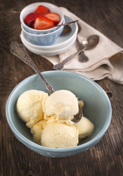 Vanilla ice cream in blue bowl - Foto, Imagem