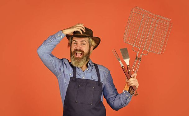 Picnic and barbecue. Steak and barbecue. Barbecue. Grilling food. American picnic. Family tradition. Cooking meat. Spring season. Bearded farmer wear hat and apron for barbecue. Roasting meat - Foto, immagini