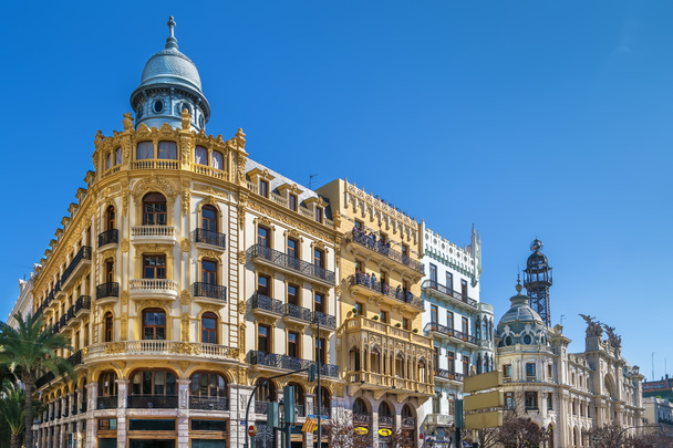 Budynek na placu Ratusza (Plaza Ayuntamiento) w Walencji, Hiszpania - Zdjęcie, obraz