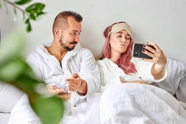 man asks his wife to get distracted from taking photo on phone - Valokuva, kuva