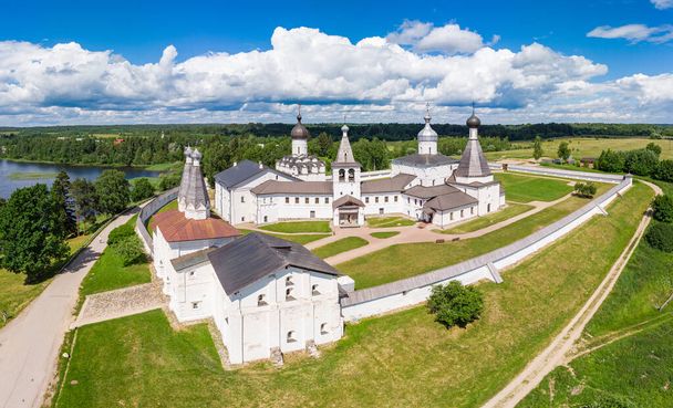 Ferapontov Belozersky erkek manastırı XV yüzyıl. Borodaevsky Gölü kıyısında bulunan tapınak kompleksi. Rus Ortodoks Kilisesi. Kirillov. Vologda Bölgesi. Rusya - Fotoğraf, Görsel