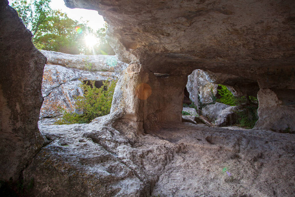 Ukrayna. Kırım. Bakhchisarai. Kırım 'ın arkeolojik anıtları Eski-Kermen mağara kenti - Fotoğraf, Görsel