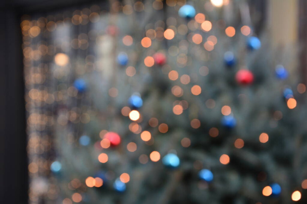 Decoraciones de Navidad en la calle, coloridas luces bokeh de vacaciones, iluminación nocturna de la ciudad, fondo festivo borroso abstracto - Foto, Imagen