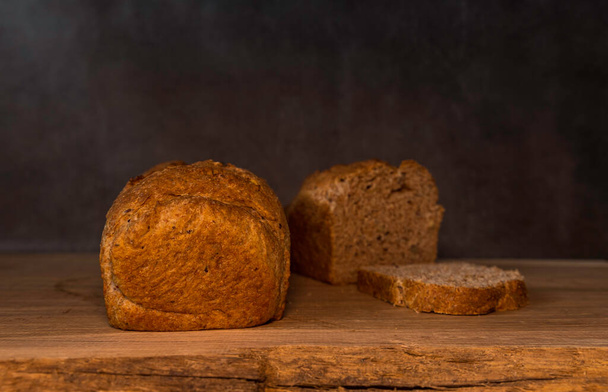 freshly baked bread on wood - Foto, afbeelding