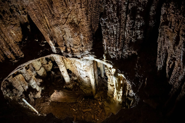 Pohled do nitra jeskyně Mamut na Krymské republice, Ukrajina. 2. října 2020. - Fotografie, Obrázek