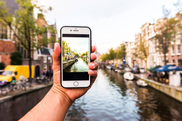 Fotografia turistica con cellulare ad Amsterdam. Paesi Bassi. - Foto, immagini