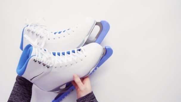 close up de um par de patins em um fundo branco  - Filmagem, Vídeo