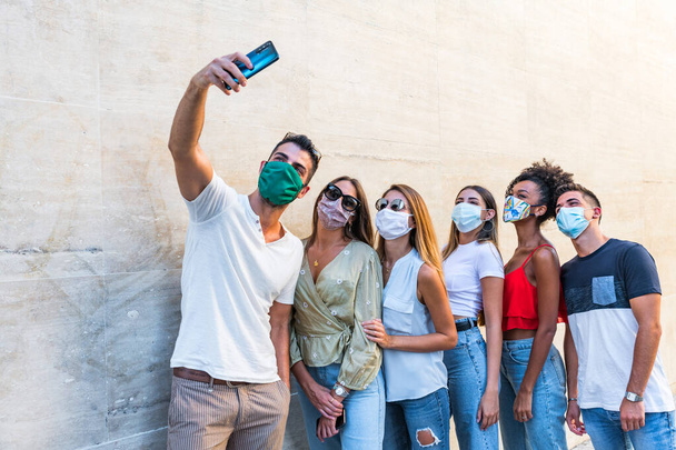 Jóvenes interracial tomando selfies en la calle. chicas multirraciales divertirse.  - Foto, Imagen