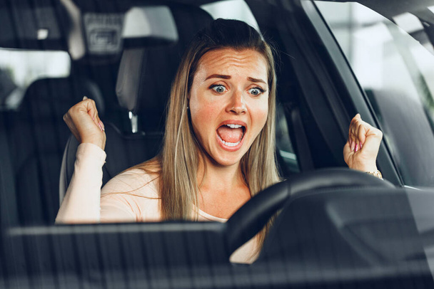Mad woman driving a car stuck in a traffic jam - 写真・画像