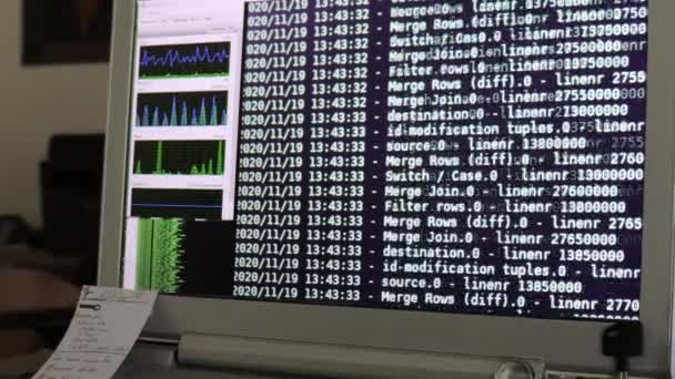 Fehér számítógépes szoftver kód mozog egy fekete monitoron. Számítógép hackelés folyamatban, dinamikus szöveg fut és folyik a pc képernyőn - Felvétel, videó