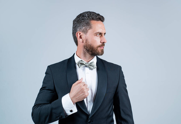 confident and successful man in tuxedo bow tie on formal event, esthete - Foto, immagini