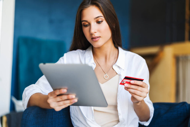 Femme utilisant une carte bancaire pour payer les marchandises achetées en ligne. Services de paiement sûrs pour les clients des détaillants du monde entier. - Photo, image
