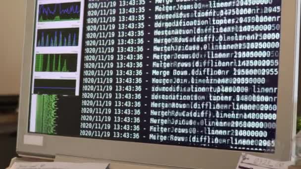 Código de software de computadora blanca moviéndose en un monitor negro. Hackeo de computadoras en proceso, texto dinámico corriendo y fluyendo en la pantalla de la PC - Imágenes, Vídeo