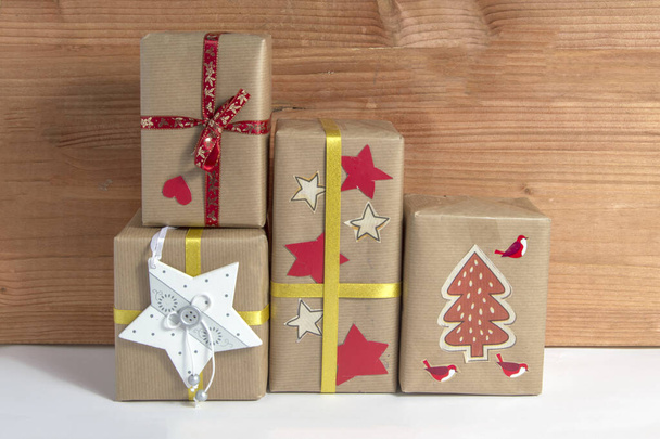 různé vánoční dárkové balíčky s křišťálové ozdoby na dřevěném pozadí - Fotografie, Obrázek