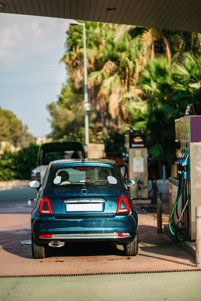 Betanken des Autos. Tanken an der Tankstelle. Ein Auto, das an einer Tankstelle geparkt war. Brennstoffenergiekonzept. Hintergrundbild - Foto, Bild