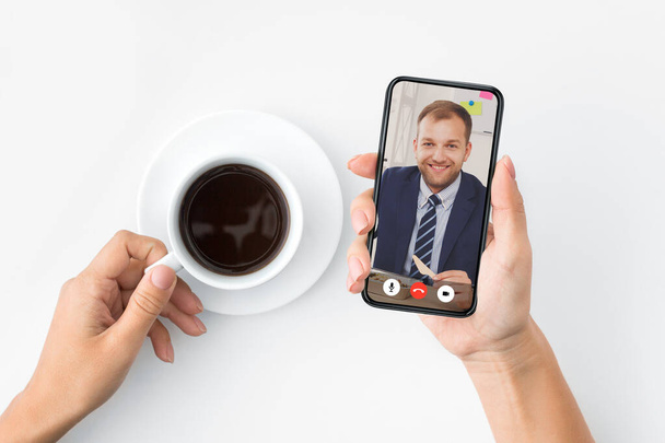 Empresaria haciendo videollamada en Smartphone hablando con su compañero de trabajo en interiores - Foto, Imagen