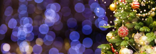 Árbol de Navidad con adornos y luces brillantes borrosas. Foto de alta calidad - Foto, imagen