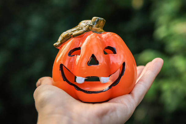 Kerámia gyertyatartó alakú halloween tök a tenyerén - Fotó, kép