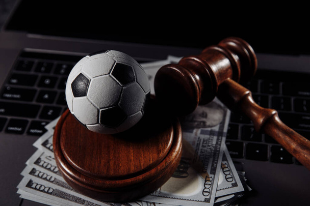 サッカーボール、お金と木製の裁判官は、クローズアップを与える。賭けと法律の概念 - 写真・画像