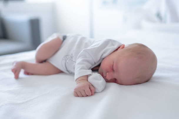 νεογέννητο βρέφος κοιμάται στην κουβέρτα στην αίθουσα τοκετού - Φωτογραφία, εικόνα