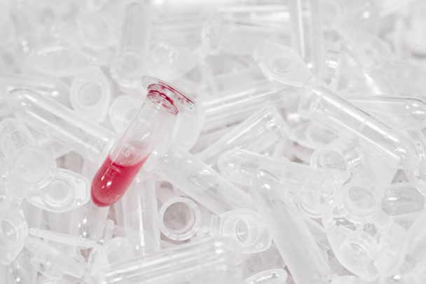 Gebrauchte Mikrozentrifugenröhrchen mit roter Flüssigkeit oder Blut nach der Analyse. PCR-Test. Biochemisches oder medizinisches Labor. Plastikmüll - Foto, Bild