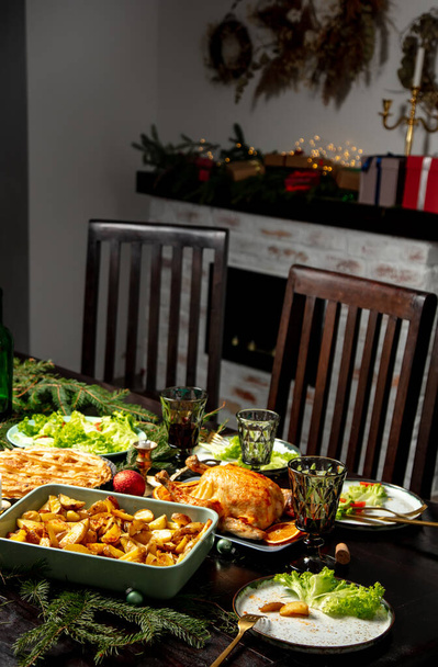 вид на стол с едой, приготовленной к рождественскому ужину - Фото, изображение
