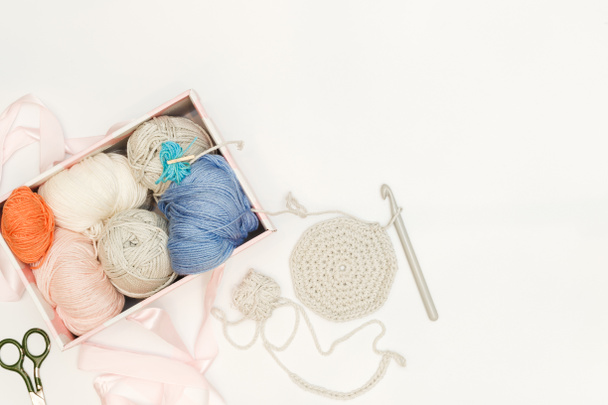糸、家庭の針仕事のための糸のボール、贈り物。手作りの贈り物はユニークであり、天然糸で作られた製品は環境に優しいです。趣味は家庭用編み物 - 写真・画像