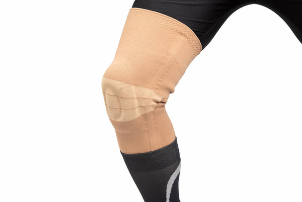 vendaje para fijar la rodilla lesionada de la pierna. medicina y deportes. tratamiento de lesión de extremidades - Foto, imagen