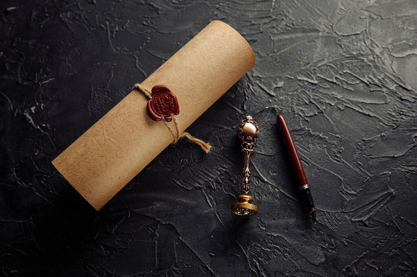 Vanha notaarin vaha sinetti ja leima notaarin pöydällä - Valokuva, kuva