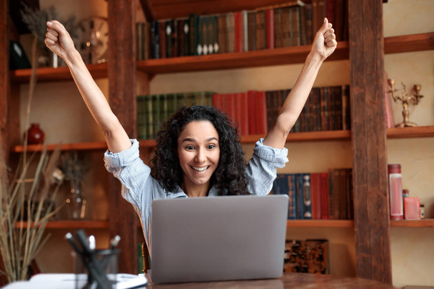Aufgeregte junge Frau schreit mit Laptop Ja - Foto, Bild