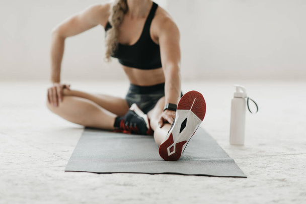 Trainingsspieren workout thuis voor een gezonde lichaamsstijl - Foto, afbeelding