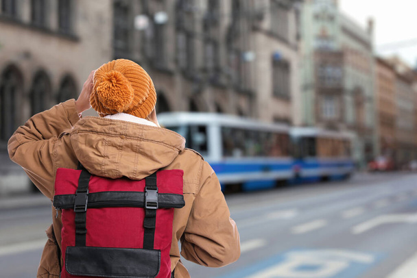 Reiziger met rugzak in het buitenland tijdens vakantie, achteraanzicht - Foto, afbeelding