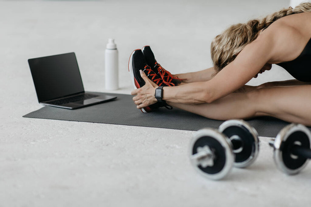 Online fitness cvičení a pokročilý trénink doma - Fotografie, Obrázek
