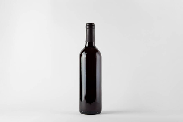 Schwarzweinflasche mit Rotwein isoliert auf Weiß - Foto, Bild