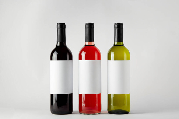 Attrappe. Flaschen Wein verschiedener Sorten isoliert auf weißem Hintergrund. - Foto, Bild
