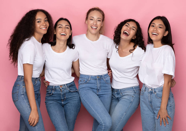 Vijf positieve Millennials dames knuffelen samen poseren in de studio - Foto, afbeelding