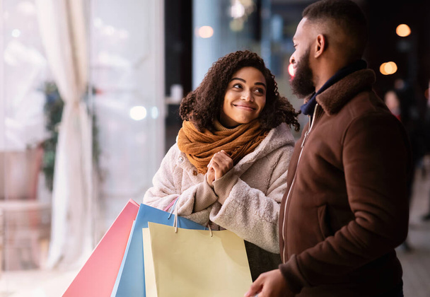 Mujer negra pidiendo al hombre que compre su regalo - Foto, imagen