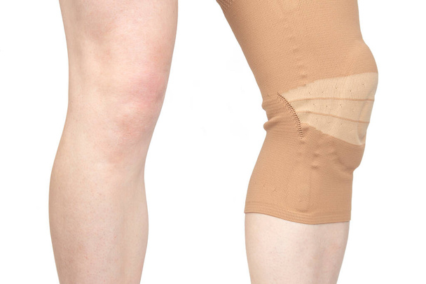 verband voor het herstellen van de gewonde knie van het been. geneeskunde en sport. ledematen behandeling - Foto, afbeelding