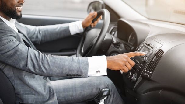Felismerhetetlen sofőr bekapcsolja a zenét az autóban, mielőtt elindul - Fotó, kép