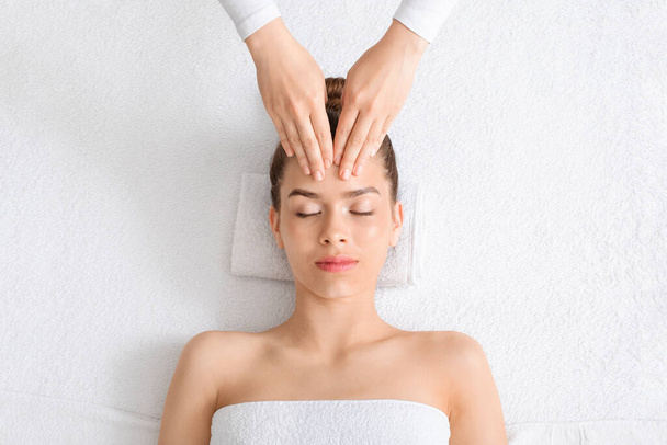 Vista dall'alto della donna rilassata con massaggio facciale - Foto, immagini