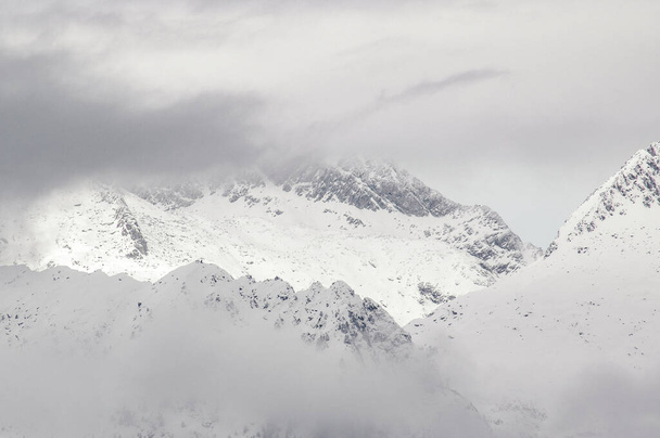 マドンナ・ディ・カンピリオ、トレンティーノ・アルト・アディジェ、イタリア- 01/28/06:ドロマイト雪に覆われた山々と雪の空 - 写真・画像