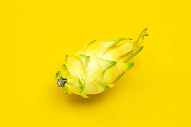 Pitahaya amarillo o fruta de dragón sobre fondo amarillo. Vista superior - Foto, Imagen