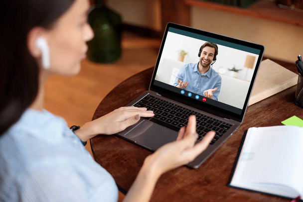 Žena pomocí notebooku a video hovor s šéfem - Fotografie, Obrázek