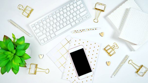 Elegante branco e ouro tema desktop espaço de trabalho flat lay. - Foto, Imagem