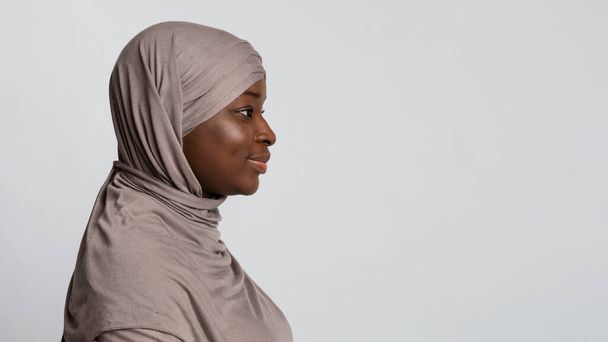 Profile portrait of black islamic lady in hijab looking at copy space - Φωτογραφία, εικόνα